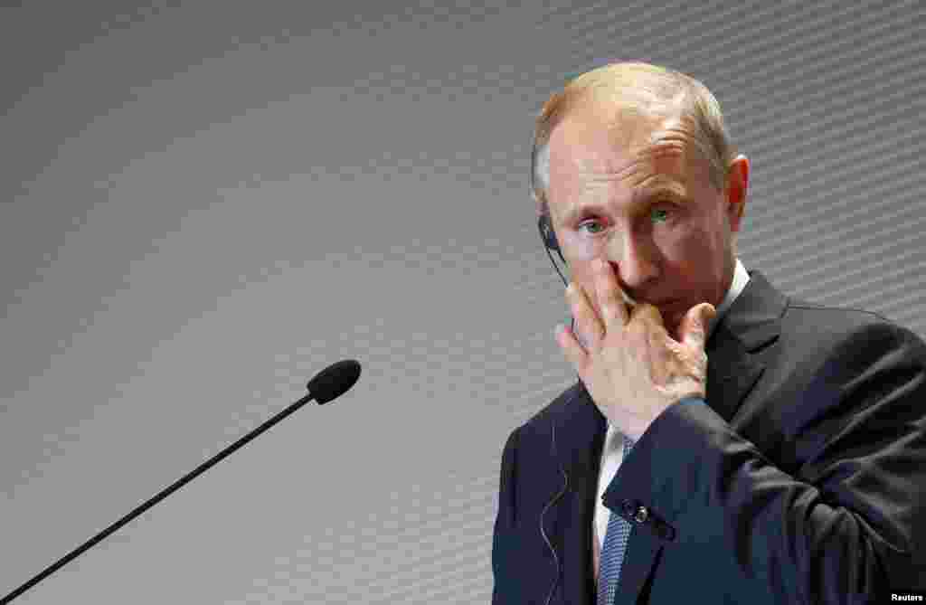 Rusiya prezidenti Vladimr Putin İtaliya Baş naziri Matteo Renzi ilə görüş zamanı
