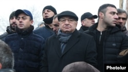 Armenia -- Oposition leaders Ishkhan Saghatelian (L) and Vazgen Manukian (C) attend a demonstration outside the prime minister's office in Yerevan, December 24, 2020.