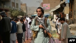 Një luftëtar taliban bën roje derisa besimtarët myslimanë falen në një xhami në Kabul më 1 tetor 2021. 