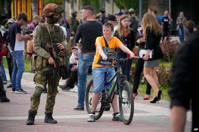 Російський військовий на вулиці окупованого Мелітополя, травень 2022 року
