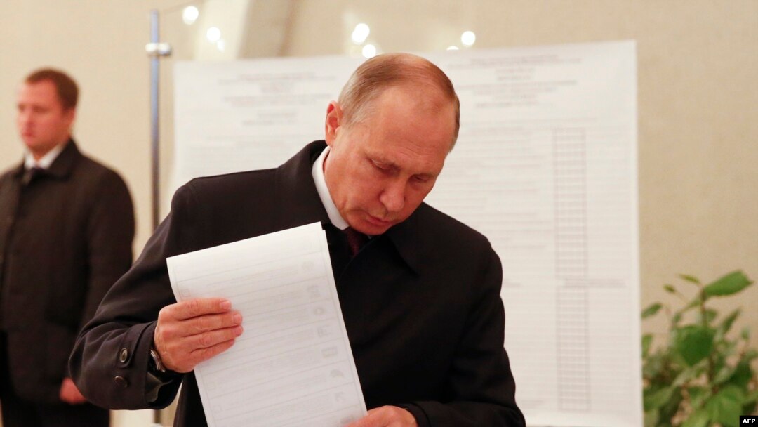 Влдимир Путин голосует на выборх в Государственную думу в сентябре 2016 года
