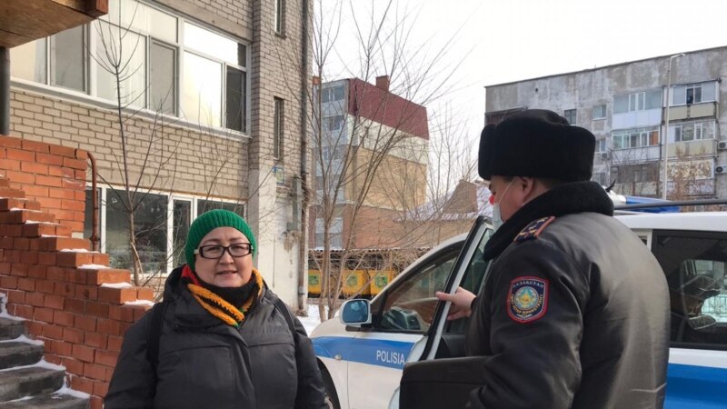Казакстан: полиция журналист Өтепованы психдиспансерге алып кетти