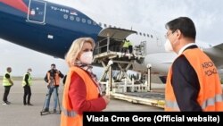 U ime Vlade Crne Gore na Aerodromu Podgorica isporuku 201.200 doza Sinofarmovih vakcina dočekali su ministarka zdravlja dr Jelena Borovinić Bojović i Liu Đin, ambasador Kine u Crnoj Gori i Kayden Liang, iz predstavništva Sinofarma u Srbiji