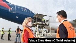 Ministarka zdravstva Jelena Borovinić Bojović dočekuje kontingent vakcina Sinofarm na podgoričkom aerodromu