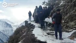 Жители Дагестана 10 км несут больного по горам на носилках