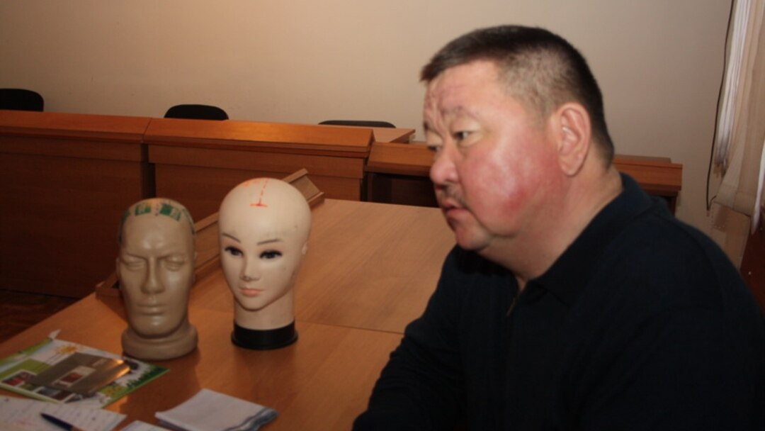 Былғарыдан жасалған порно видеодағы қыздар Куннилингус пайдалы ма?