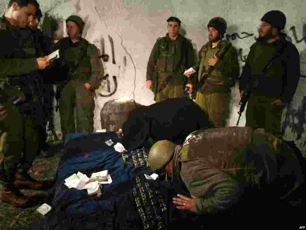 Palestina -  Zajednička molitva - U Nablusu, na sjeveru Palestine su zajedničku molitvu imali izraelski vojnici i jedan civil,ortodoksni vjernik. Oko 400 Jevreja je posjetilo grobnicu svetog Josipa. Čitava operacija je bila strogo nadgledana od strane izraelskih vojnih snaga.
