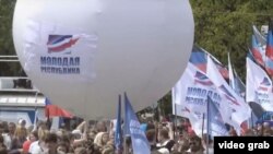 Члены организации «Молодая республика» (скрин с видео сепаратисткого канала)