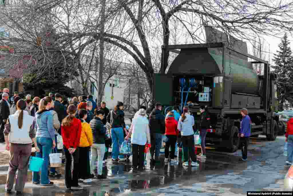 Автомобіль Національної армії Молдови місткістю 10 тонн роздає воду мешканцям міста Бєльці, 16 березня 2026 року