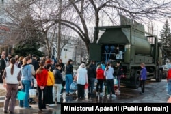 O autospecială a Armatei Naționale cu o capacitate de 10 tone distribuie apă pentru locuitorii din or. Bălți, 16 martie 2026.