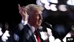  دونالد ترمپ هنگام سخنرانی در مجمع حزب جمهوریخواهان امریکا 