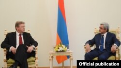 Armenia - President Serzh Sarkisian (R) meets with EU Enlargement Commissioner Stefan Fuele in Yerevan, 10Jul2013.