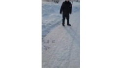 Задержанного у памятника жертвам политрепрессий в Новосибирске бьет ОМОНовец.mp4