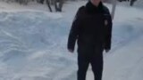 Задержанного у памятника жертвам политрепрессий в Новосибирске бьет ОМОНовец.mp4