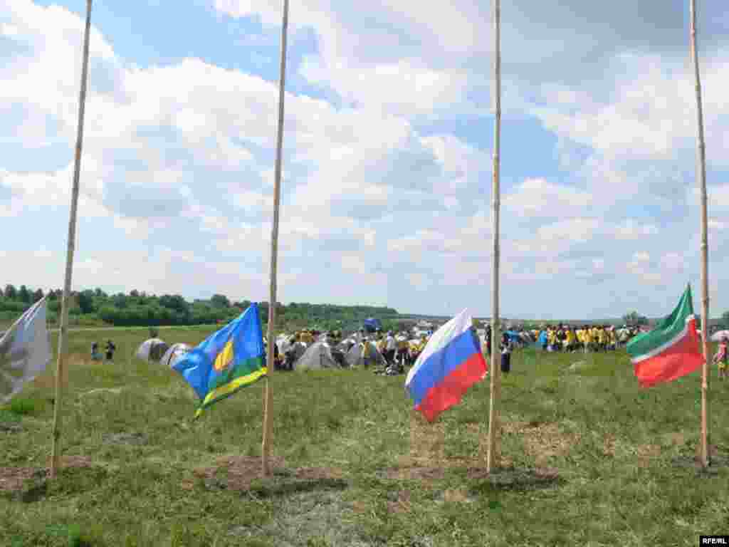 Татарстан, Русия, Биектау районы, "Сәләт" оешмасы байраклары Иске Казан җирендә җилферди