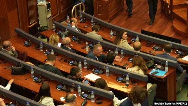 Deputetët gjatë seancës së mbrëmjes së 26 korrikut.