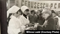 Nicolae Ceaușescu, primit cu pâine și sare în timpul unei vizite în țară.