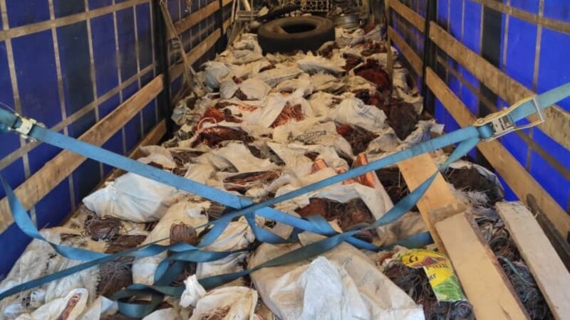 Кыргызстанга 27 тоннадай түстүү металлды мыйзамсыз ташып келаткан автоунаа кармалды