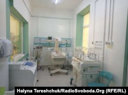 Реанімаційне відділення, де лежить новонароджена дівчинка