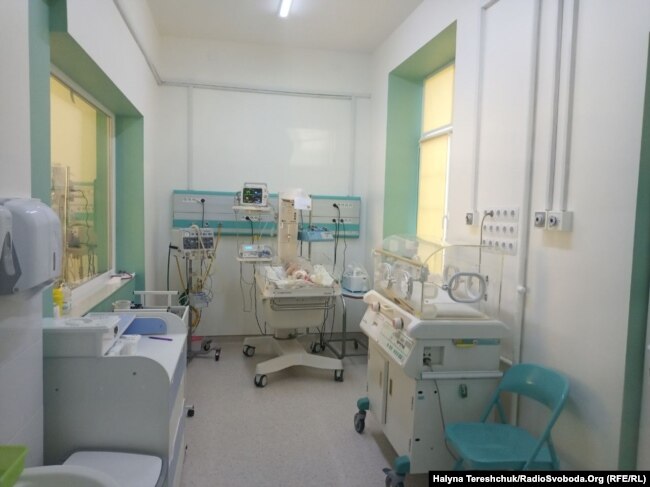 Реанімаційне відділення, де лежить новонароджена дівчинка