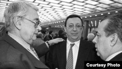  Слева направо: Егор Яковлев, создатель "Московских новостей", Владимир Гусинский, Аркадий Вольский