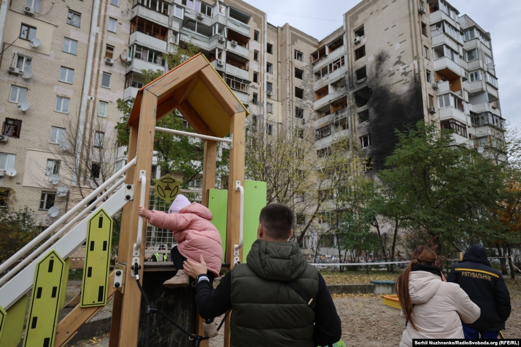 Батьки вийшли з дитиною на майданчик після нічної атаки