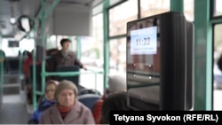 Пасижири їдуть у тролейбусі, яким кермує переселенка