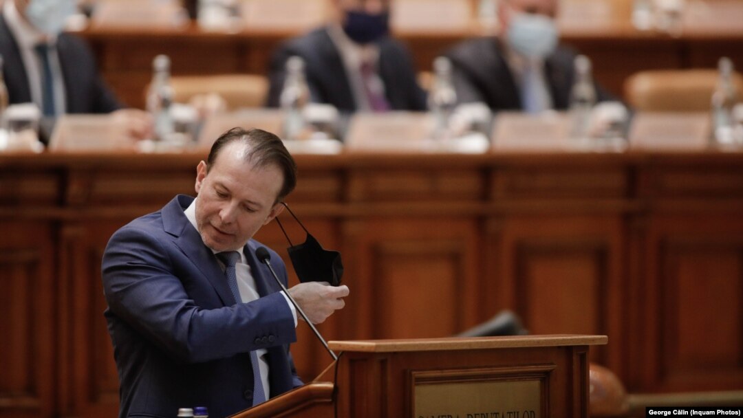 Premierul Cîțu are șanse să rămână în funcție până la Congresul PNL din 25 septembrie, după ce votul asupra moțiunii de cenzură a fost amânat cu voturile PSD, UDMR și PNL. 