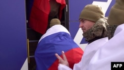 Російські полонені військослужбовці повертаються після українського полону. ЄС вважає, що вони можуть становити «терористичну загрозу» для Європи у майбутньому
