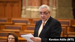 Halász János, a Fidesz képviselője expozét tart a közélet átláthatóságáról szóló törvényjavaslat általános vitájában az Országgyűlés plenáris ülésén 2025. május 20-án