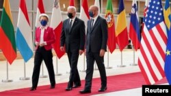 მარცხნიდან: ევროკომისიის პრეზიდენტი ურზულა ფონ დერ ლაიენი, აშშ-ის პრეზიდენტი ჯო ბაიდენი და ევროპული საბჭოს პრეზიდენტი შარლ მიშელი. ბრიუსელი, 15 ივნისი.