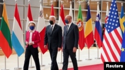 Președintele Consiliului European Charles Michel (d) președinta Comisiei Europene Ursula von der Leyen (s) și președintele SUA Joe Biden (c)