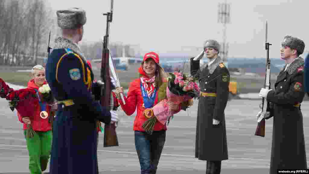 Упершыню беларускія алімпійцы прывезлі 5 залатых мэдалёў. Нацыянальны аэрапорт. 24 лютага 2014 г.