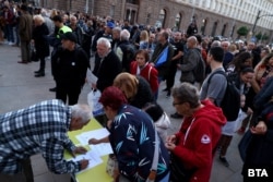 Протестиращи се включиха в подписка с призив до ВСС да прекрати конкурса за нов главен прокурор.