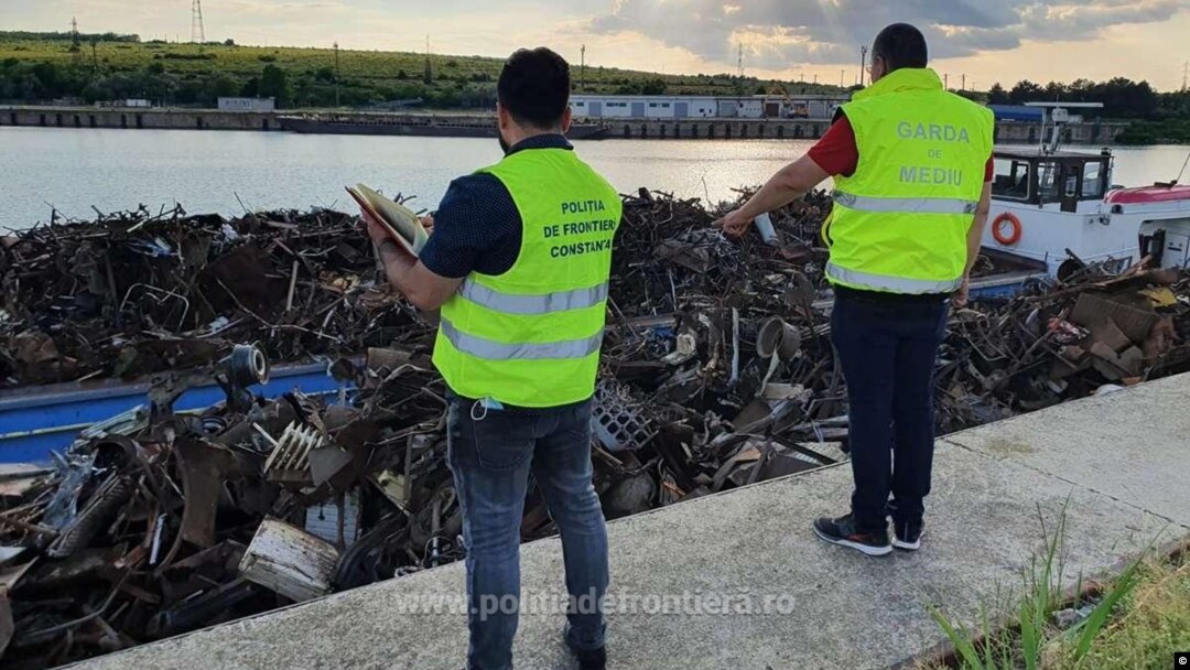 Poliția de Frontieră și Garda de Mediu au descoperit două barje cu deșeuri din Bulgaria care trebuiau să ajungă la o firmă din București.