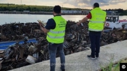 Poliția de Frontieră și Garda de Mediu au descoperit două barje cu deșeuri din Bulgaria care trebuiau să ajungă la o firmă din București.