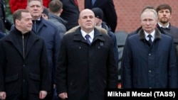 მარცხნიდან: რუსეთის უშიშროების საბჭოს თავმჯდომარის მოადგილე დმიტრი მედვედევი, პრემიერ-მინისტრი მიხაილ მიშუსტინი და პრეზიდენტი ვლადიმირ პუტინი. მოსკოვი, 2020 წ. 23 თებერვალი. 