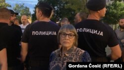 Nataša Kandić ispred kordona policije u Beogradu na obeležavanju godišnjice genocida u Srebrenici, 11. jul 2021.