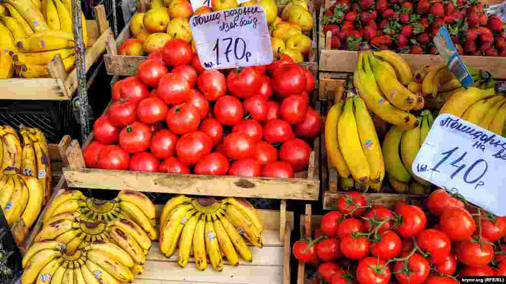 Тепличные помидоры &ndash; от 140 до 170 рублей (около 50,5-61 грн) за килограмм