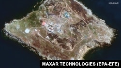 კომპანია Maxar Technologies-ის მიერ კუნძულ ზმეინისთვის 30 ივნისს გადაღებული სატელიტური ფოტო