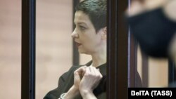 Белорусский оппозиционный политик Мария Колесникова в клетке для обвиняемых во время судебного заседания в Минске, 6 сентября 2021 года