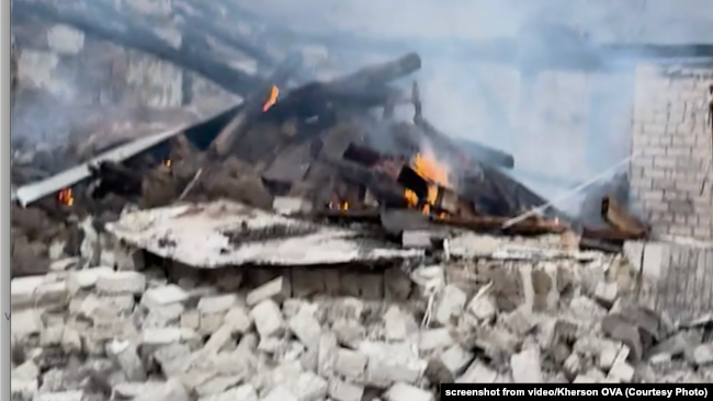 Наслідки російського удару по Антонівському мосту у Херсоні, що веде до мікрорайону «Корабел» або «Острів», як його називають містяни. 2 серпня 2025 року