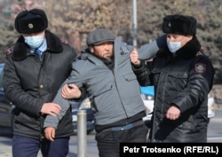 Сайлау күні қала орталығында полиция күштеп әкетіп бара жатқан адам. Алматы, 10 қаңтар 2021 жыл.