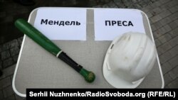 За даними Інституту масової інформації, серед порушників прав журналістів фігурує Офіс президента України