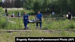 Keçmiş nəqliyyat naziri Roman Starovoytun cəsədi aparılır.