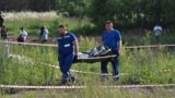რუსეთის ტრანსპორტის მინისტრის, რომან სტაროვოიტის ცხედარი გააქვთ შემთხვევის ადგილიდან.