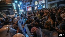Përleshjet mes policisë dhe protestuesve në Stamboll mbrëmjen e 30 qershorit. 