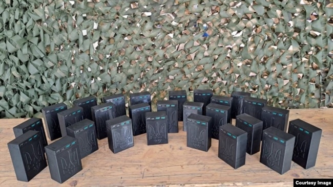 Powerbank të bëra nga bateritë britanike të cigareve elektronike të fotografuara në Ukrainë.
