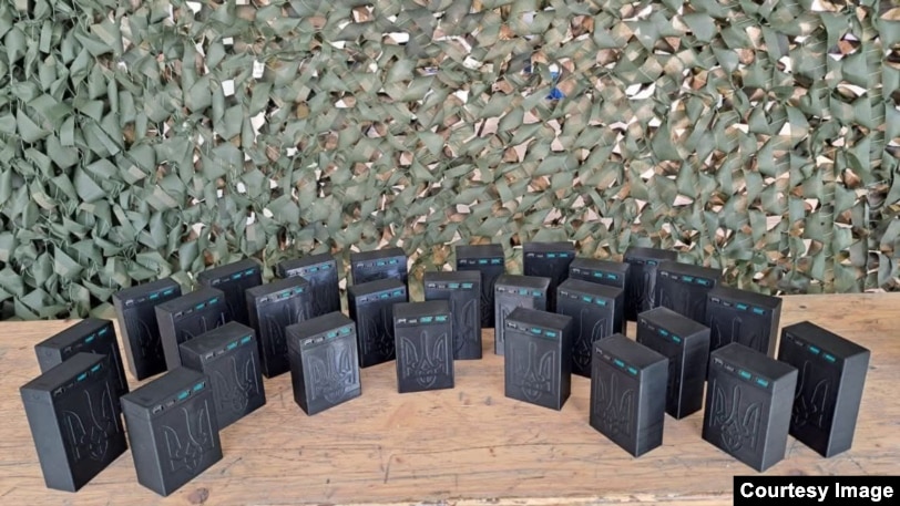 Powerbank të bëra nga bateritë britanike të cigareve elektronike të fotografuara në Ukrainë.