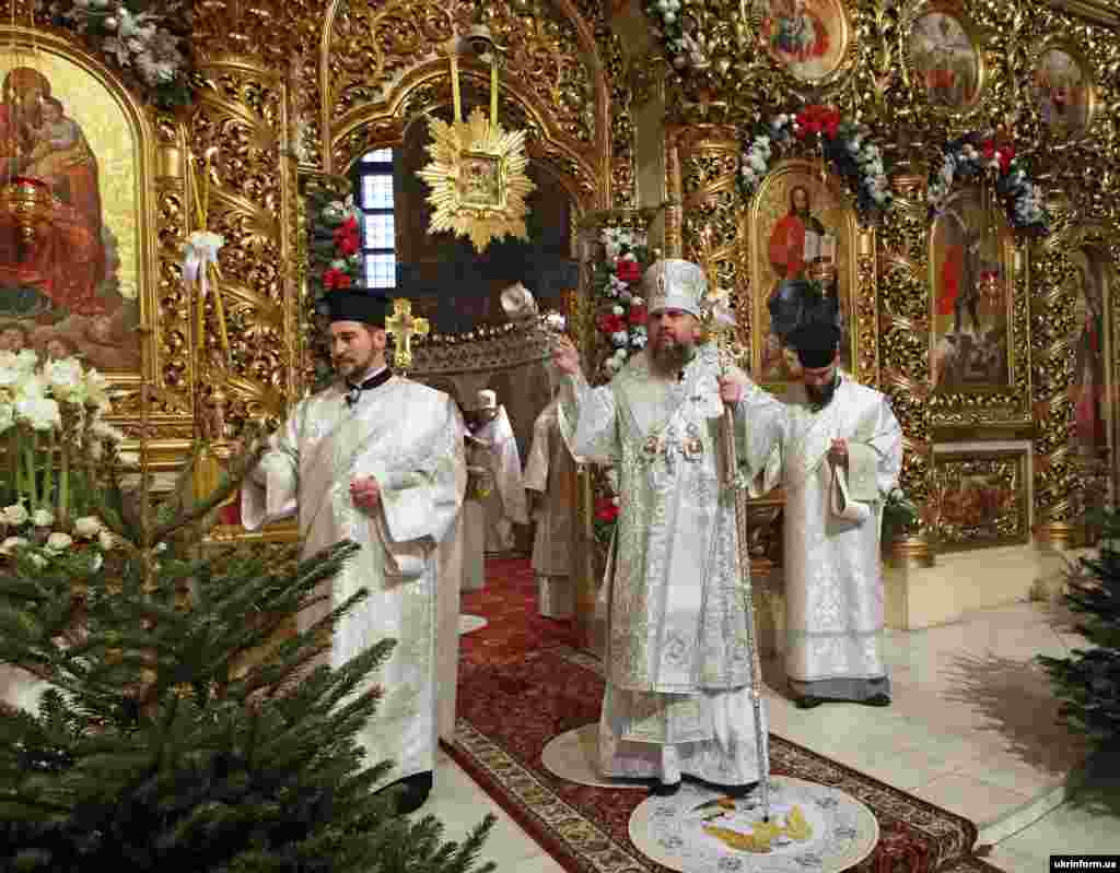 Предстоятель Православної церкви України (ПЦУ) митрополит Епіфаній (у центрі) під час різдвяної літургії з нагоди Різдва Христового у Свято-Михайлівському Золотоверхому соборі. Київ, 7 січня 2021 року